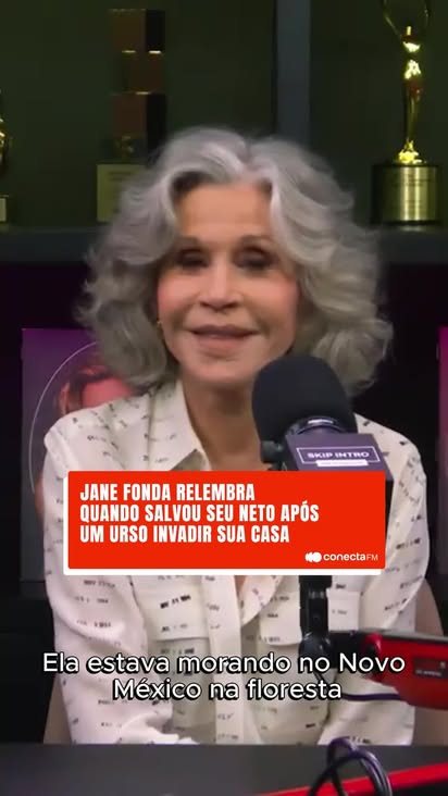 No podcast Skip Intro, a renomada atriz Jane Fonda, de 87 anos, relembra o momento em que salvou seu neto de um urso que invadiu sua casa no Novo México. O animal estava farejando o berço quando foi avistado por Jane, que levantou os braços e rugiu para o urso.

#JaneFonda #Urso #Neto