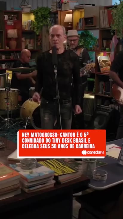 Tiny Desk Brasil dessa semana é pura história da música! O episódio é uma homenagem a Ney Matogrosso, que celebra 50 anos de uma carreira icônica e sem igual. 🤩

Mesmo com cinco décadas de palco, Ney se surpreendeu com a intimidade do formato sem som amplificado:

"Uma experiência que eu nunca tinha tido... Eu estava me ouvindo, o que facilitou tudo. Uma plateia deliciosa, adorei cantar para esse público."

Ao lado de sua banda, o ícone revisita clássicos da MPB. Prepare-se para se emocionar com faixas atemporais como “Jardins da Babilônia” (Rita Lee) e o hino do Secos & Molhados, “Sangue Latino”!

E aí, já assistiu? O que achou? Conta pra gente nos comentários! 👇

#conectafm #mpb #tinydeskbrasil #neymatogrosso